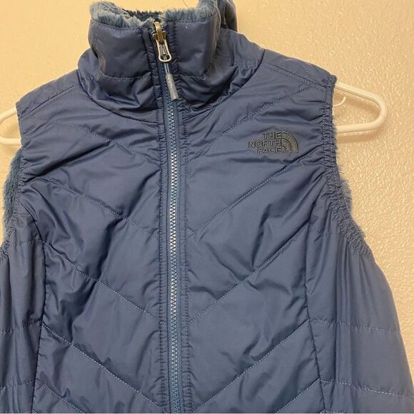 The North Face Women's Mossbud Insulated Revesible furry Vest Blue Wing Teal -S - Picture 6 of 12